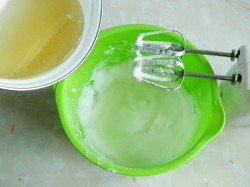 Крем на яичных белках для вафельных трубочек - шаг 7