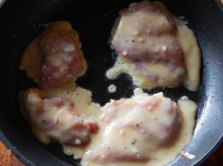 Куриное филе отбивные на сковороде в кляре - шаг 6