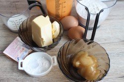 Ленивый медовик без раскатки коржей - шаг 1 Ленивый медовик без раскатки коржей - шаг 1