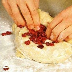 Дрожжевые булочки с вишней - шаг 1