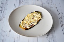 Рулетики из баклажанов с сыром и чесноком - шаг 10