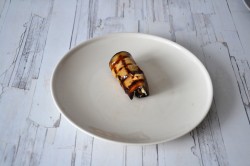 Рулетики из баклажанов с сыром и чесноком - шаг 11
