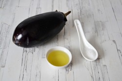 Рулетики из баклажанов с сыром и чесноком - шаг 1