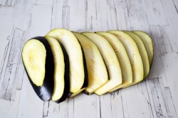 Рулетики из баклажанов с сыром и чесноком - шаг 2