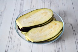 Рулетики из баклажанов с сыром и чесноком - шаг 3