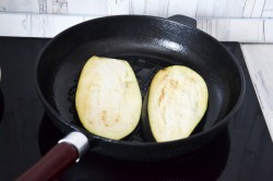 Рулетики из баклажанов с сыром и чесноком - шаг 4