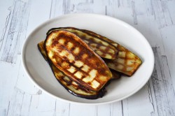 Рулетики из баклажанов с сыром и чесноком - шаг 5