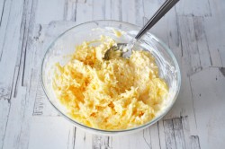 Рулетики из баклажанов с сыром и чесноком - шаг 9