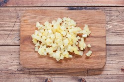 Салат с курицей ананасами грецкими орехами и сыром - шаг 4 Салат с курицей ананасами грецкими орехами и сыром - шаг 4