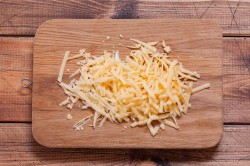 Салат с курицей ананасами грецкими орехами и сыром - шаг 5 Салат с курицей ананасами грецкими орехами и сыром - шаг 5