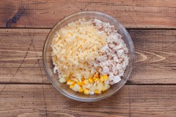 Салат с курицей ананасами грецкими орехами и сыром - шаг 6 Салат с курицей ананасами грецкими орехами и сыром - шаг 6