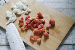 Простой салат с горбушей картофелем огурцом и майонезом - шаг 2 Простой салат с горбушей картофелем огурцом и майонезом - шаг 2