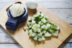 Простой салат с горбушей картофелем огурцом и майонезом - шаг 4 Простой салат с горбушей картофелем огурцом и майонезом - шаг 4