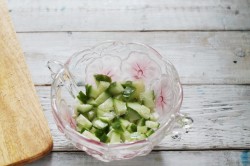 Простой салат с горбушей картофелем огурцом и майонезом - шаг 5 Простой салат с горбушей картофелем огурцом и майонезом - шаг 5