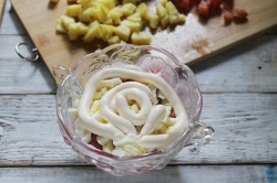 Простой салат с горбушей картофелем огурцом и майонезом - шаг 7 Простой салат с горбушей картофелем огурцом и майонезом - шаг 7