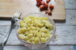 Простой салат с горбушей картофелем огурцом и майонезом - шаг 9 Простой салат с горбушей картофелем огурцом и майонезом - шаг 9