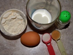 Сдобное дрожжевое тесто для булочек - шаг 1