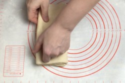 Слоеное бездрожжевое тесто в домашних условиях и 15 похожих рецептов: видео, фото, калорийность, отзывы - шаг 13 Слоеное бездрожжевое тесто в домашних условиях и 15 похожих рецептов: видео, фото, калорийность, отзывы - шаг 13