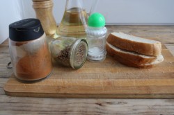 Сухарики на сковороде из хлеба - шаг 1