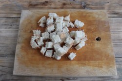 Сухарики на сковороде из хлеба - шаг 2