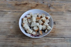 Сухарики на сковороде из хлеба - шаг 4