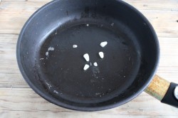 Сухарики на сковороде из хлеба - шаг 5