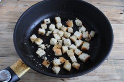 Сухарики на сковороде из хлеба - шаг 6