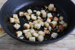 Сухарики на сковороде из хлеба - шаг 7