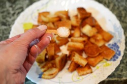 Сухарики в микроволновке из хлеба - шаг 4