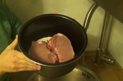 Свинина на пару в мультиварке - шаг 3