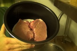 Свинина на пару в мультиварке - шаг 4