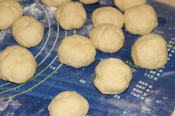 Тесто для пирожков плюшек и булочек - шаг 7 Тесто для пирожков плюшек и булочек - шаг 7