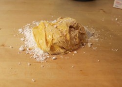 Торт Подарок шоколадный бисквит из мастики - шаг 16