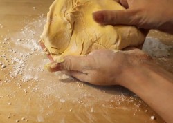 Торт Подарок шоколадный бисквит из мастики - шаг 17