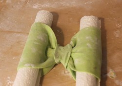 Торт Подарок шоколадный бисквит из мастики - шаг 20