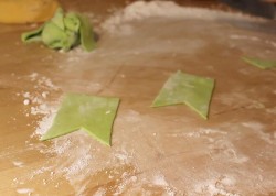 Торт Подарок шоколадный бисквит из мастики - шаг 21