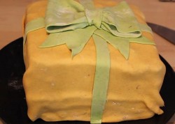 Торт Подарок шоколадный бисквит из мастики - шаг 26