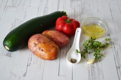 Тушеные кабачки с овощами и картошкой - шаг 1