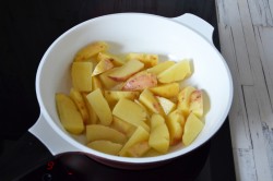 Тушеные кабачки с овощами и картошкой - шаг 5