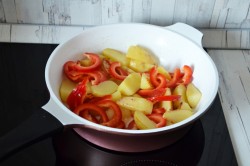 Тушеные кабачки с овощами и картошкой - шаг 6