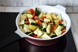 Тушеные кабачки с овощами и картошкой - шаг 7