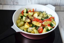 Тушеные кабачки с овощами и картошкой - шаг 8