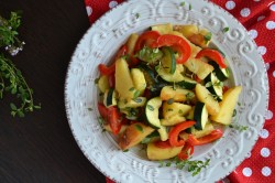 Тушеные кабачки с овощами и картошкой - шаг 9