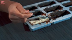 Творожные сырки покрытые шоколадной глазурью - шаг 16