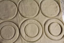 Волованы из слоеного теста с икрой и перепелиными яйцами - шаг 2 Волованы из слоеного теста с икрой и перепелиными яйцами - шаг 2