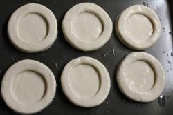 Волованы из слоеного теста с икрой и перепелиными яйцами - шаг 3 Волованы из слоеного теста с икрой и перепелиными яйцами - шаг 3