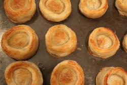 Волованы из слоеного теста с икрой и перепелиными яйцами - шаг 4 Волованы из слоеного теста с икрой и перепелиными яйцами - шаг 4