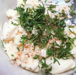 Волованы из слоеного теста с икрой и перепелиными яйцами - шаг 5 Волованы из слоеного теста с икрой и перепелиными яйцами - шаг 5