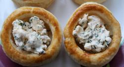 Волованы из слоеного теста с икрой и перепелиными яйцами - шаг 6 Волованы из слоеного теста с икрой и перепелиными яйцами - шаг 6