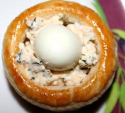 Волованы из слоеного теста с икрой и перепелиными яйцами - шаг 7 Волованы из слоеного теста с икрой и перепелиными яйцами - шаг 7